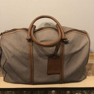 Dooney & BourkeCarry All tote w/ matching dob kit.